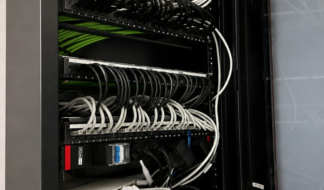Armario rack con cableado estructurado instalado por NEXAR
