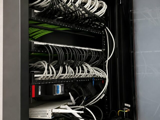 Armario rack con cableado estructurado instalado por NEXAR