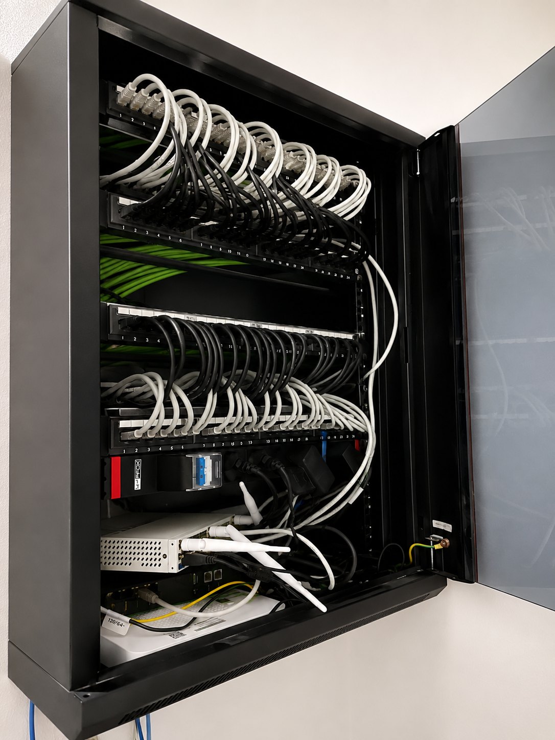 Armario rack con cableado estructurado instalado por NEXAR