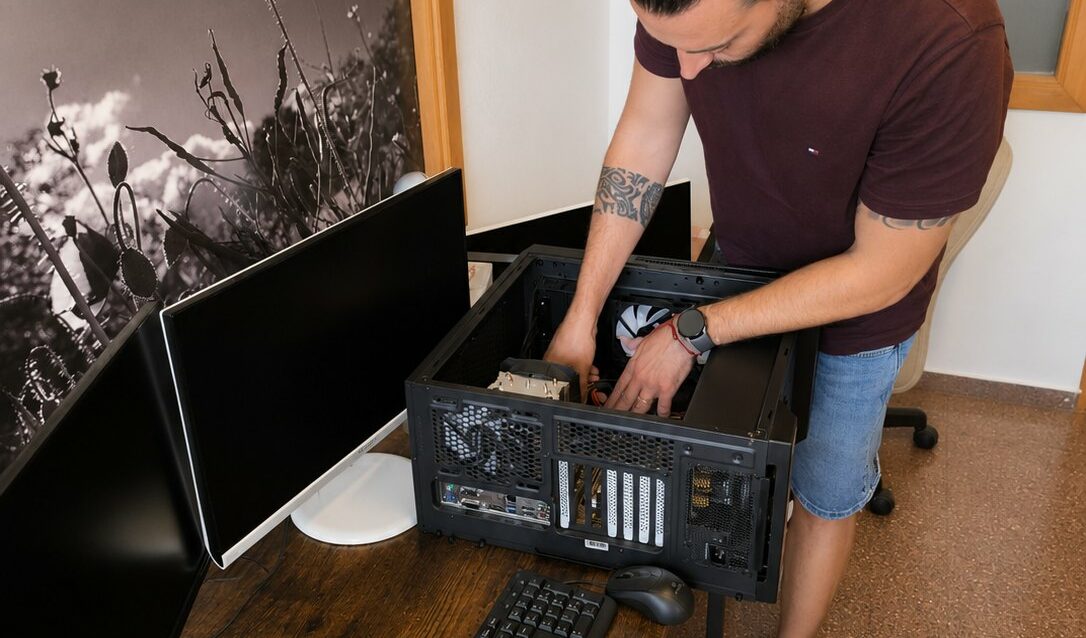 Técnico de NEXAR reparando un ordenador de empresa en Alboraya