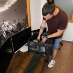 Técnico de NEXAR reparando un ordenador de empresa en Alboraya