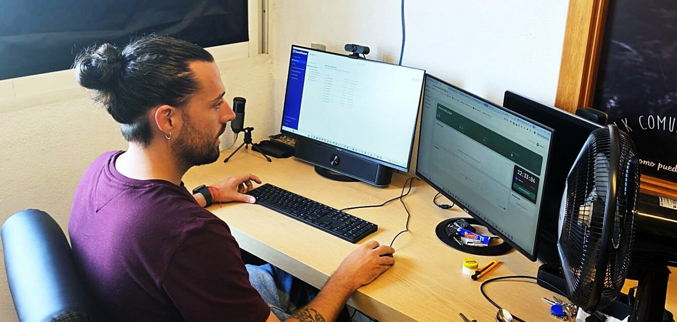 Soporte informático remoto para empresas Técnico de NEXAR dando soporte informático remoto a una empresa
