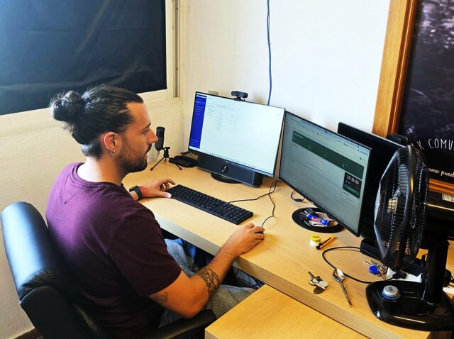 Técnico de NEXAR dando soporte informático remoto a una empresa